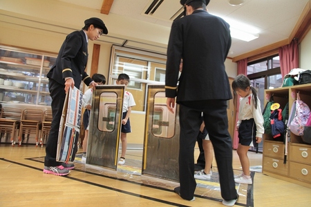 園児たちは電車の乗り方も学びます