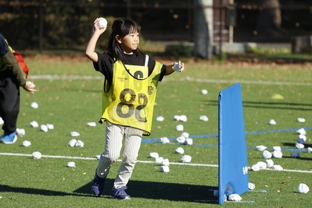 まるで雪玉のような玉を投げ合うスポーツ雪合戦を楽しんでいる