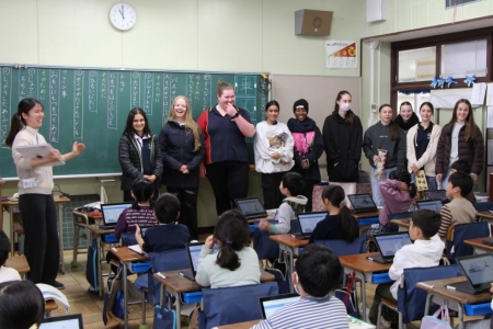 授業の様子を見学するオーストラリアの高校生の画像