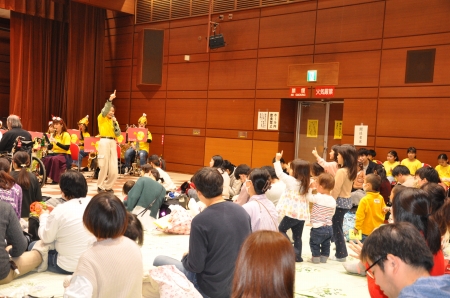 観客の子どもたちも一緒に踊りました