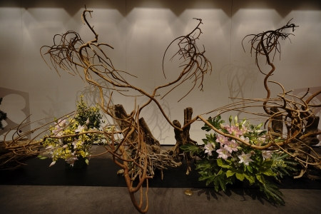 假屋崎省吾さんの生け花展示も開催