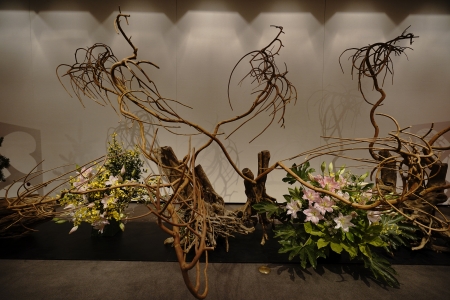 假屋崎省吾さんの生け花展示も開催