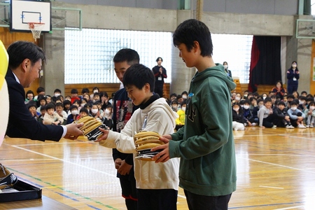 グローブを受け取る6年生代表3人の画像