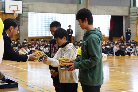 グローブを受け取る6年生代表3人の画像