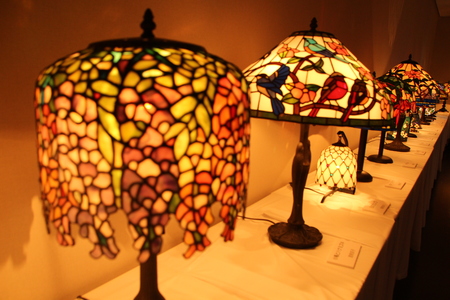 藤をイメージさせるライトの作品とガラスで鳥が表現されたライトの作品