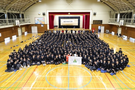 佐藤選手を囲んで中学生全員で集合写真を撮りました