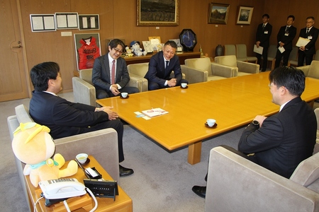 寄贈式の後、事業者の方々と市長で談笑している