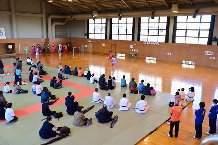 会場の人々は迫力ある演技に魅了されました