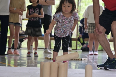 モルックを投げる子ども