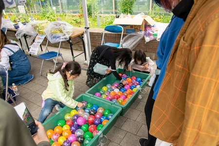 ヨーヨーを釣る子どもと大人の様子