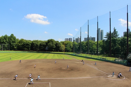 青空の下で試合を行う様子の画像