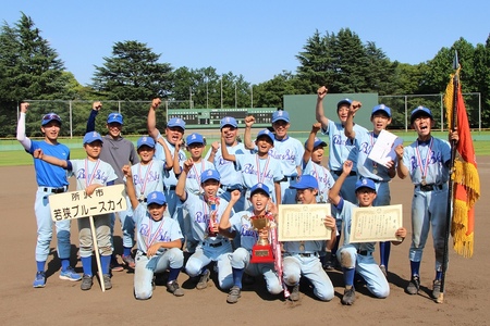 優勝した若狭ブルースカイのメンバーの画像