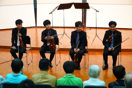 演奏者に質問する観客と和やかな雰囲気