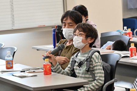 親子でクイズや質疑応答の時間を楽しんでいる