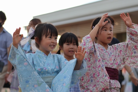 子どもたちが楽しそうに盆踊りをしている