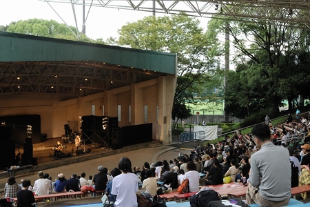 迫力ある生演奏に魅了される観客たち