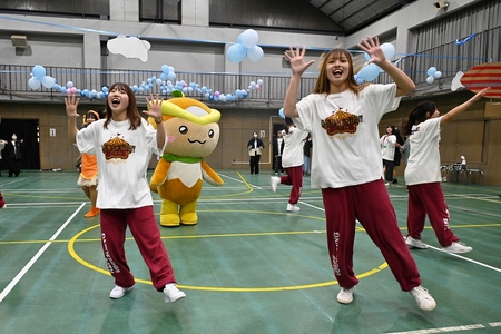 体育館で学生がダンスを披露する様子。