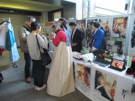 韓国文化を紹介する展示も賑わっていました