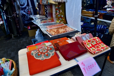 着物の帯が店頭に並んでいる様子