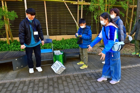 ざわざわリアルすごろくイベントで、すごろくを振っている女の子の画像
