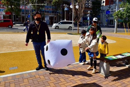こどもが抱えられないくらい大きなサイコロを投げます