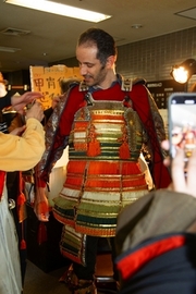 外国の男性が甲冑を着ている様子