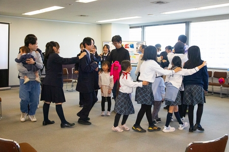 一緒にゲームをすれば、すぐに仲良くなります