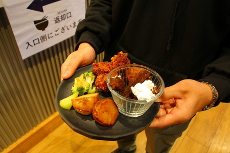「ココア揚げパン」にホイップクリームを乗せてアレンジしました 