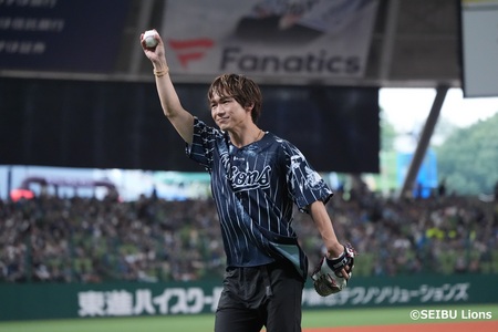 EXILE NAOTOさんがボールを持っている様子