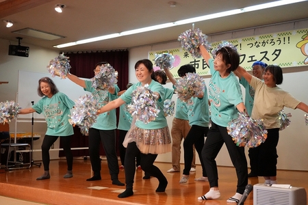 笑顔でポーズをとる様子