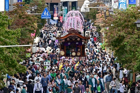 多くの人の中を進む山車の様子
