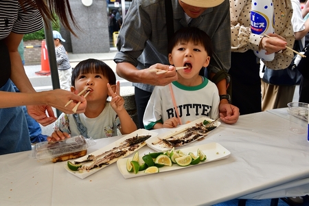 さんまを食べるこども2人