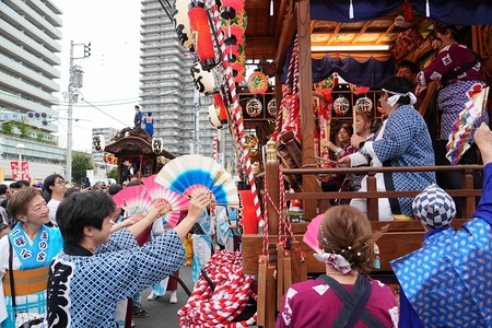 お囃子の演奏に盛り上がる様子