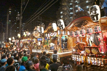 夜に山車が並んでいる様子