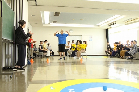 力こぶポーズの男性の画像