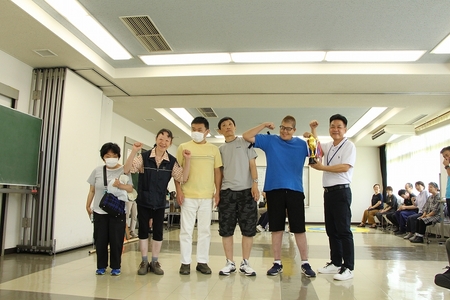 優勝したチームの集合写真