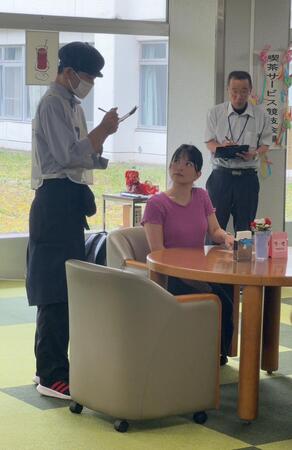 メニュウを聞き取っている選手の画像
