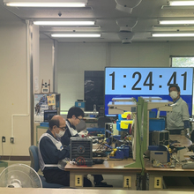 電子部品を組み立てている様子