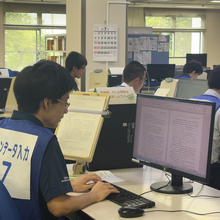 パソコンにデータ入力をしている様子