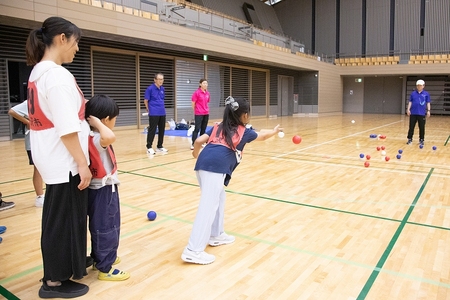 ボッチャを投げている女の子の画像