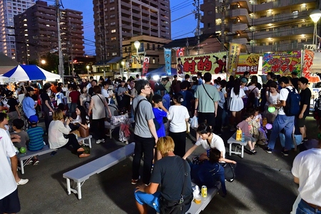 模擬店に並ぶ人々の画像