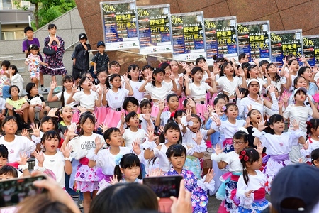 たくさんのこどもたちがダンスをしている画像