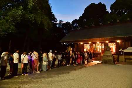 お参りのために本殿前に並んでいる人々の画像