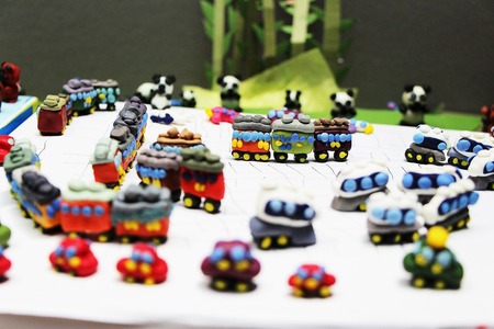 小指の先ほどの小さな大きさの電車や動物をかたどった作品