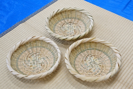 参加者が作ったざるが三つ並んでいる