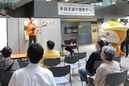 ギターを弾きながら歌う男性