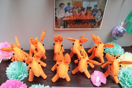 オレンジのロバの置物