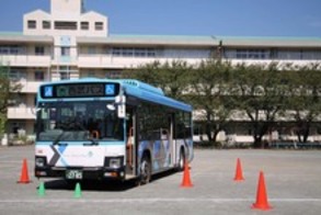 バスとバスの周りにおいたカラーコーン