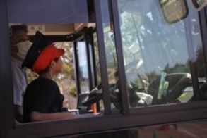 バスの運転席に座ったこどもがミラーを確認しているところ