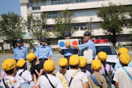 警察官の説明を聞くこどもたち